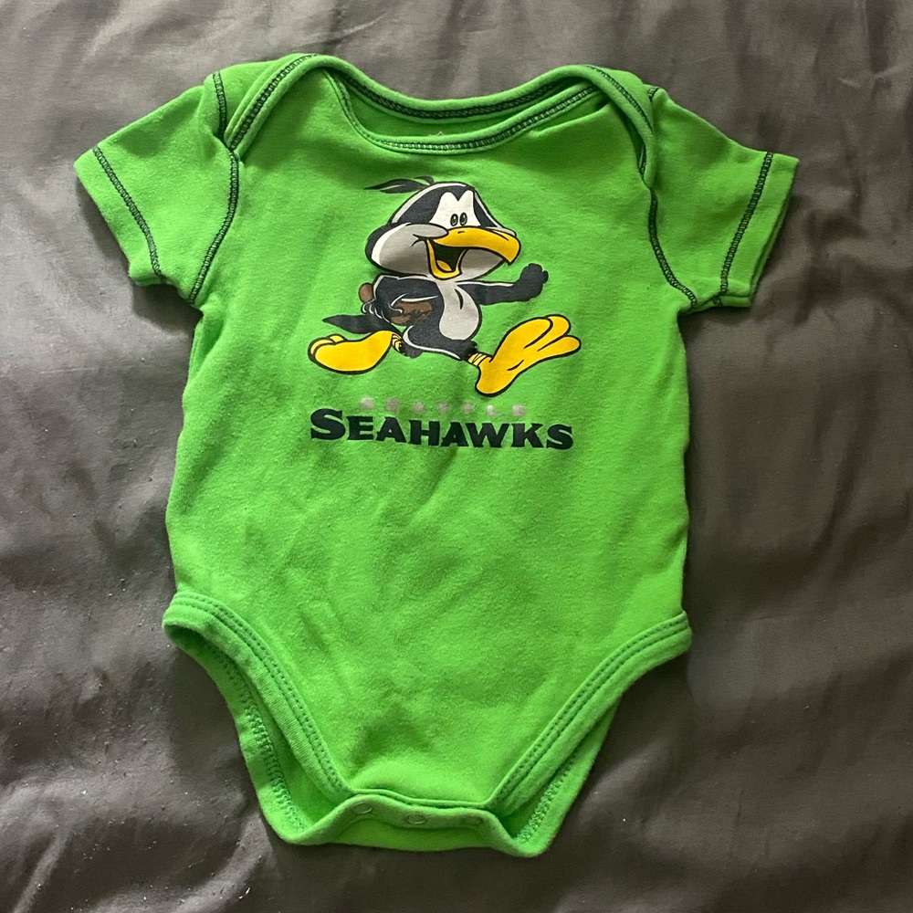 Adorable Official NFL Team SEATTLE SEAHAWKS Onesie Size 3-6 Months